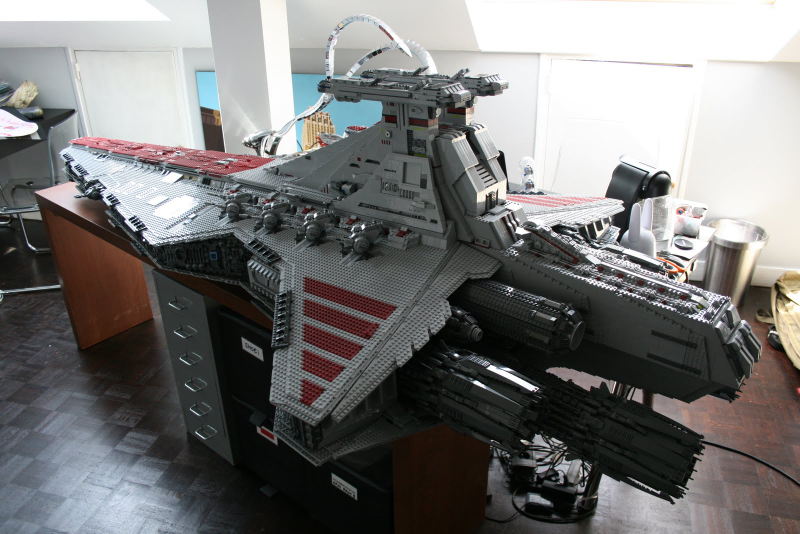 Illustration for article titled Lego Star Destroyer Is 8-Foot of Gorgeous Turgid Brickwork